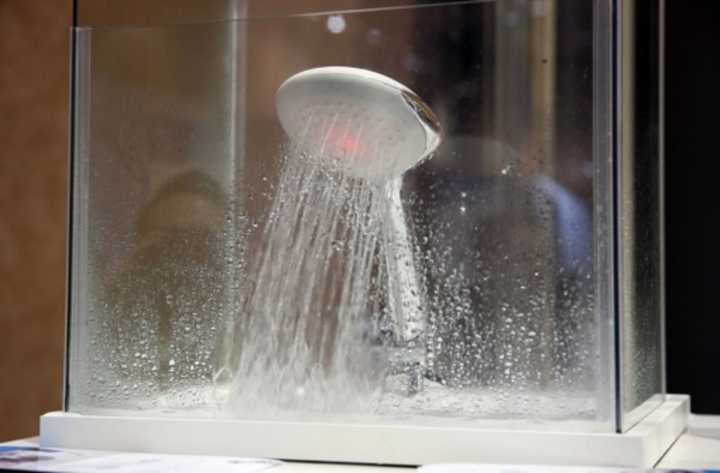 Dieser Duschkopf misst den Wasserverbrauch, der dann mit Hilfe einer App überprüft werden kann.