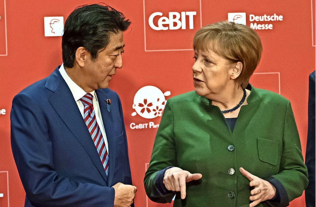 Bundeskanzlerin Angela Merkel und der japanische Ministerpräsident Shinzo Abe sprechen vor der Eröffnung der Cebit – Japan ist diesmal Partnerland.