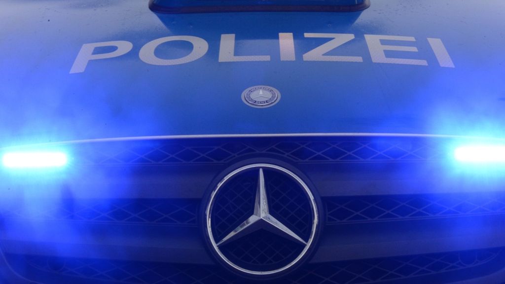 Blaulicht aus Stuttgart: Beamte mit Schlägen und Ellenbogenstößen attackiert