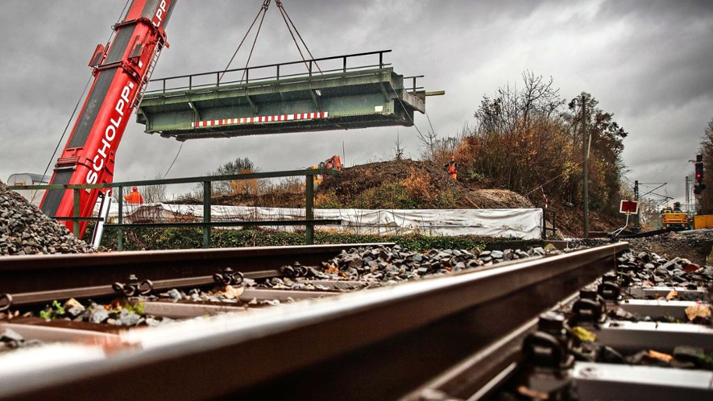 Brückenabbruch in Backnang: 66 Tonnen Stahl hängen am Haken