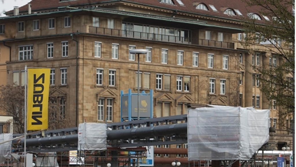 Stuttgart-21-Arbeiten unter der ehemaligen Bahndirektion: Ehemalige Bahndirektion schwebt über der Baugrube