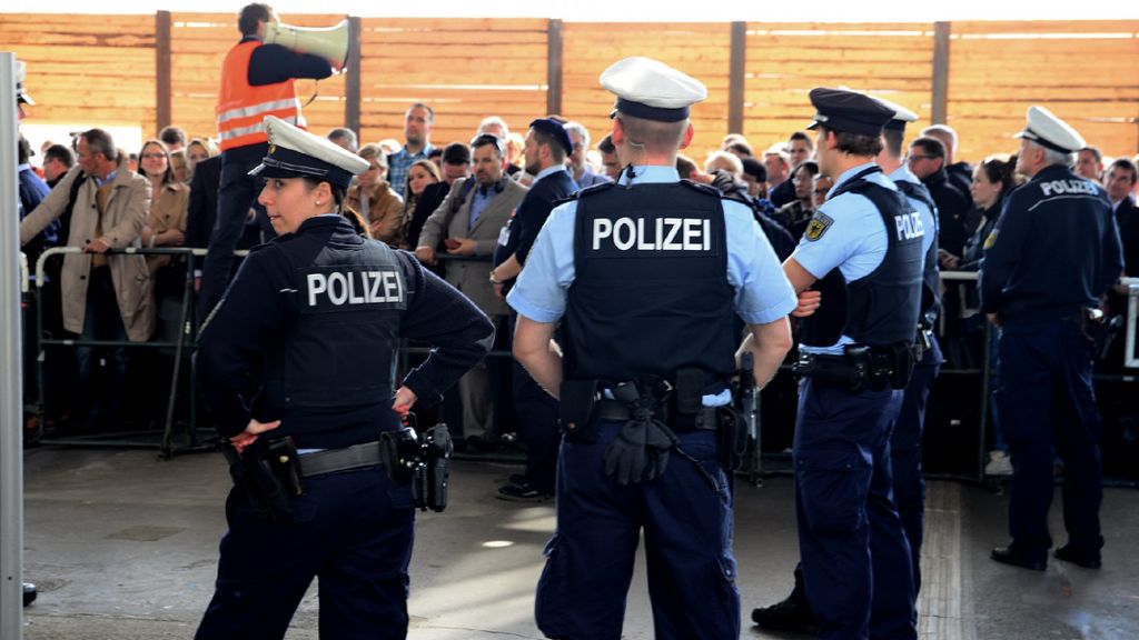 Hauptbahnhof Stuttgart: Polizei sperrt Zugang zu Bahnsteigen