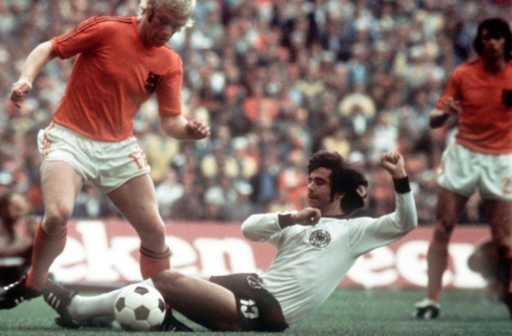 Gerd „Bomber“ Müller (Mitte) kämpft im Endspiel der Fußball-WM 1974 um den Ball. Diese Partie gegen die Niederlande hat Geschichte geschrieben, genau wie einige andere Begebenheiten. Klicken Sie sich durch unsere Bildergalerie zu 50 Jahre Bundesliga.