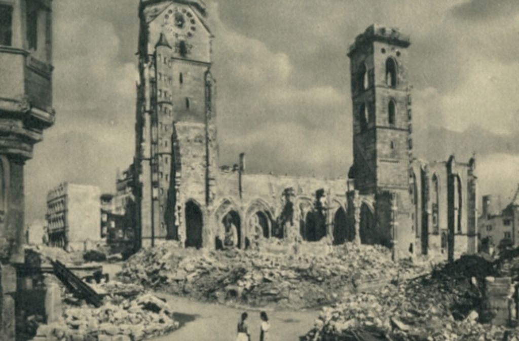 Die Stuttgarter Stiftskirche ist nur ein Beispiel für ein Gebäude, das während der Luftangriffe auf Stuttgart im Zweiten Weltkrieg stark verwüstet wurde. Weitere historische Postkarten aus dem Jahr 1945 sehen Sie in der Fotostrecke.