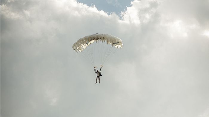 Fallschirmspringer stürzt ab –  69-Jähriger in Lebensgefahr