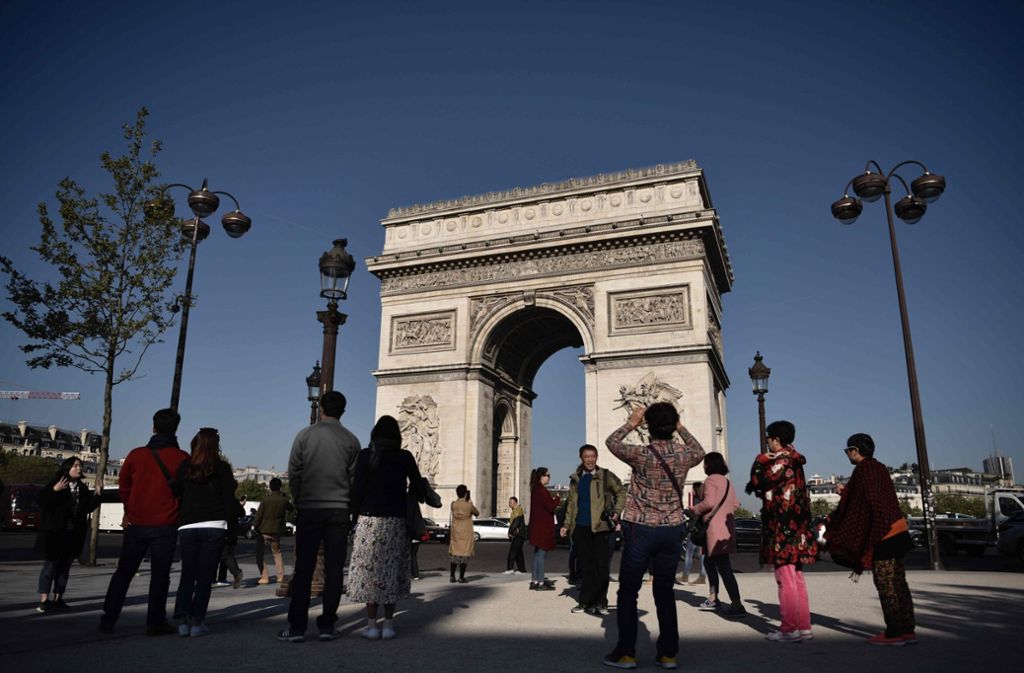 Auch die Touristen sind wieder auf der belebten Einkaufstraße und am Arc de Triomphe zu finden.