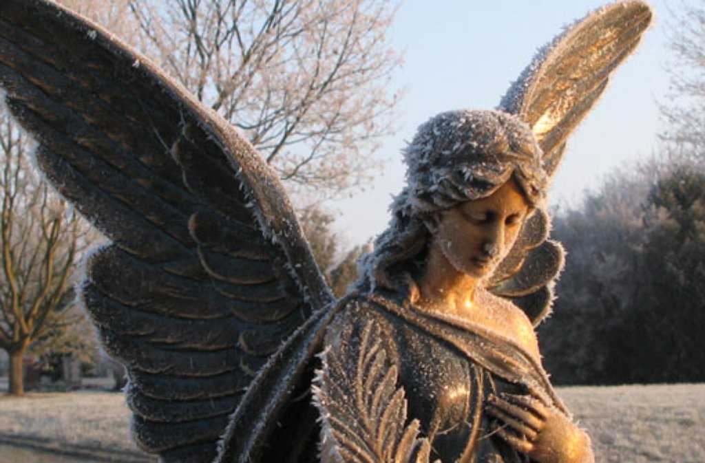 Der frostige Engel steht auf dem Friedhof in Zuffenhausen. Der Gottesacker wurde 1833 eingeweiht und erstreckt sich inzwischen über eine Fläche von 16 Hektar. Das älteste heute noch vorhandende Grabmal ist aus dem Jahr 1860.