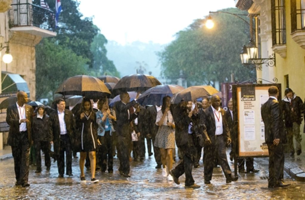 Im strömenden Regen spazierte die Delegation durch die Altstadt Havannas.