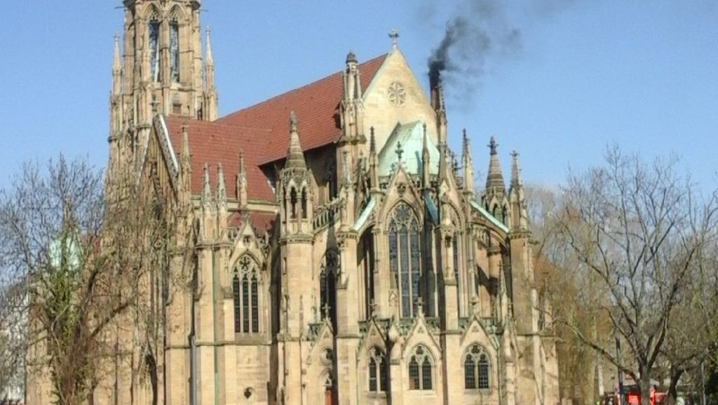 Feuersee in Stuttgart-West: Aus dem Kamin der Kirche raucht es