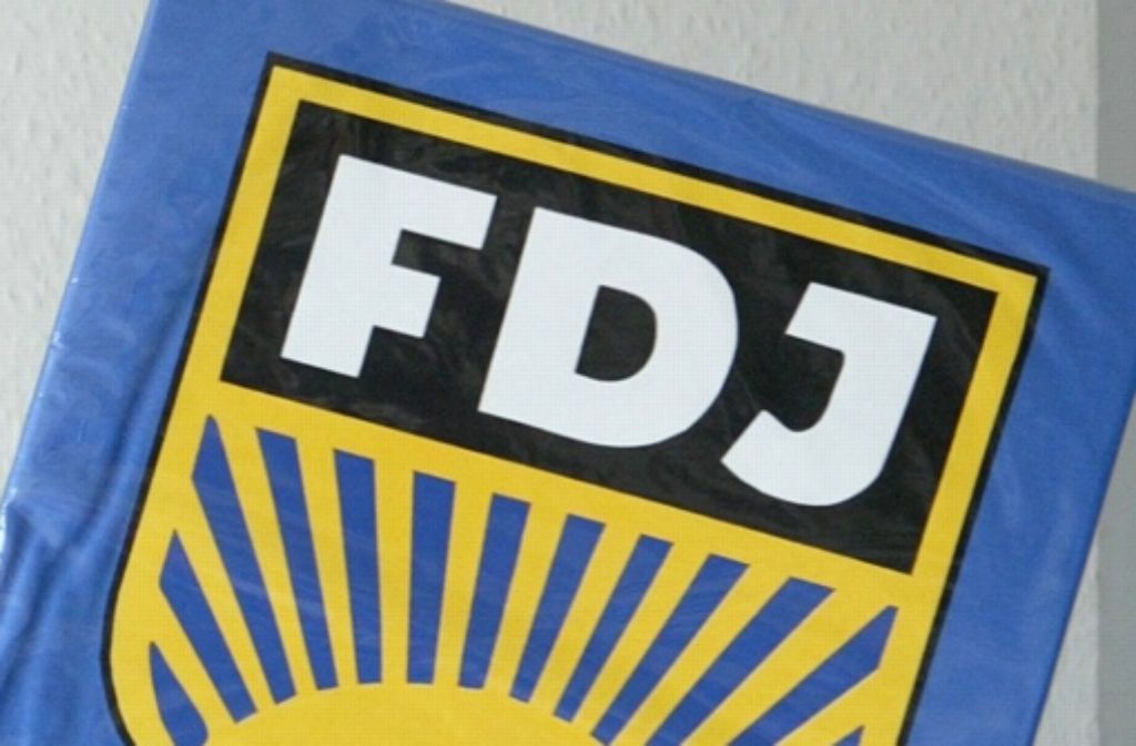 1968 tritt Angela Kasner der SED-Jugendorganisation „Freie Deutsche Jugend“ (FDJ) bei.