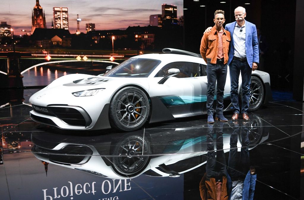 ... Daimler-Chef Dieter Zetsche den Supersportwagen von Mercedes-AMG vorgestellt.