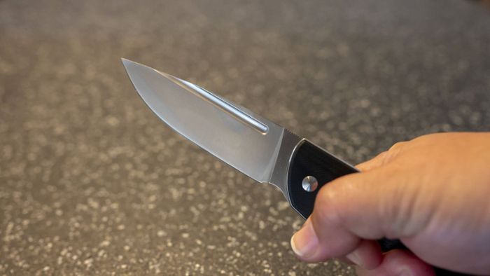 Betrunkener bedroht zwei Menschen mit Messer