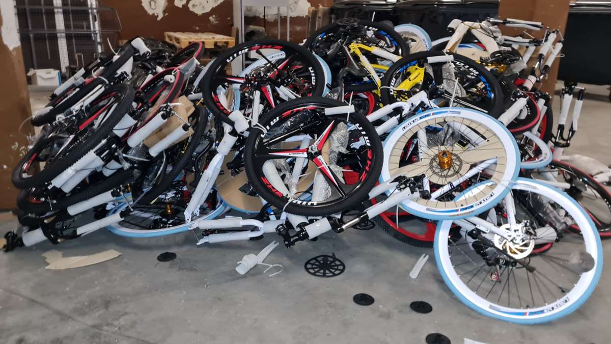 Im Internet zum Verkauf angeboten: Polizei lässt gefälschte Markenräder   vernichten