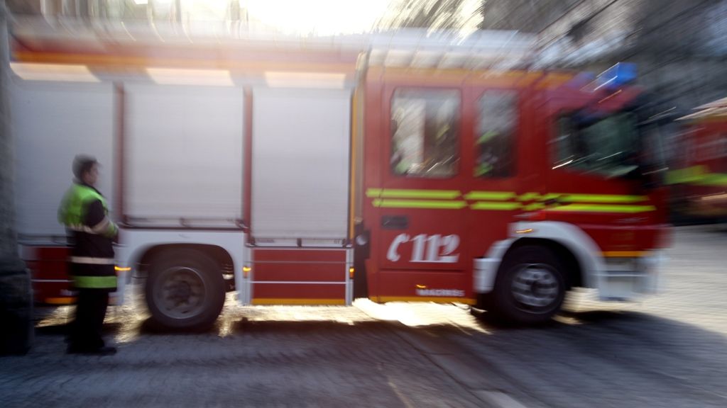 Feuer in Freiberg am Neckar: Geräteschuppen steht in Flammen