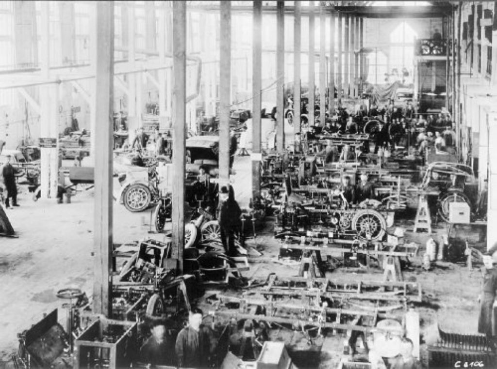 Was wäre Stuttgart ohne Daimler? Dieses Foto zeigt eine Werkshalle des Autobauers Anfang des 20. Jahrhunderts, als die Autos noch von Hand zusammengebaut wurden.
