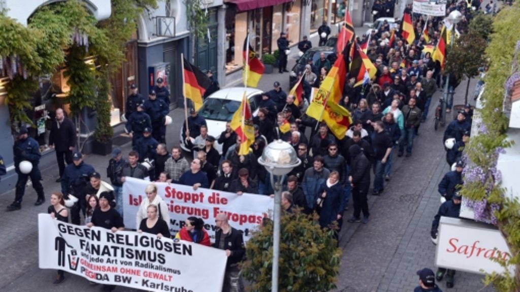 Pegida-Ableger-Demo in Karlsruhe: Eklat – Merkel mit Hitler verglichen