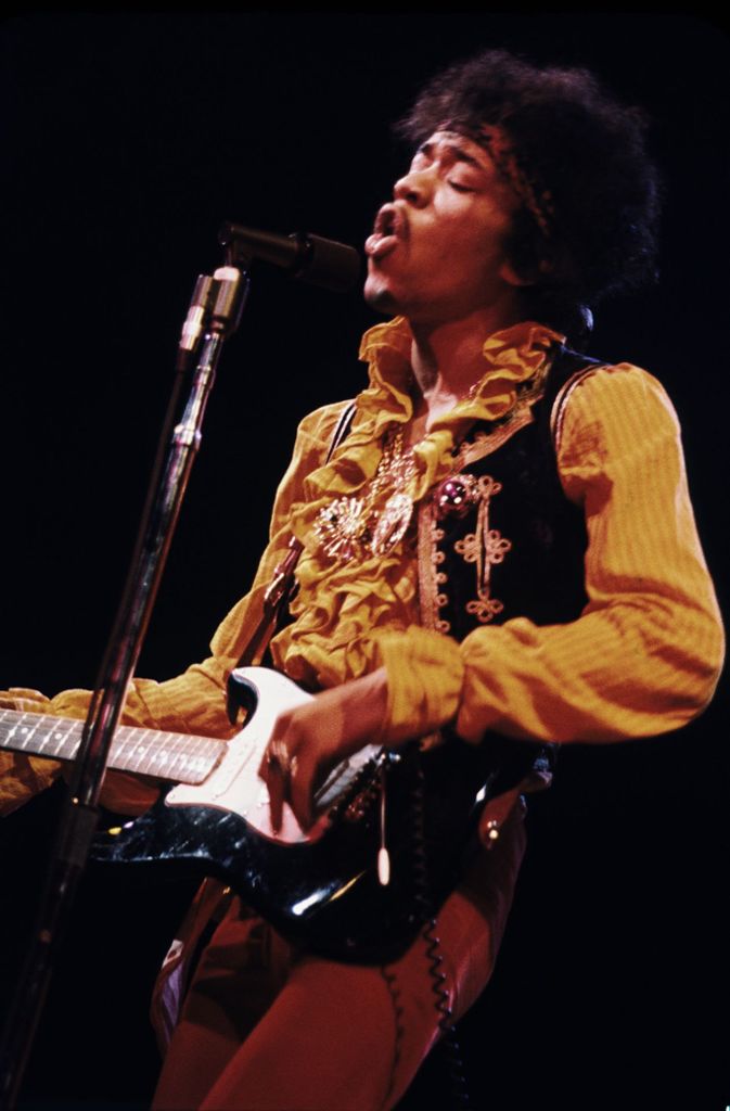 Highway Chile (1967): Mit e-Saite und gezogener h-Saite eine singende Oktave herzustellen, zählte lange vorher zu den Standard-Techniken der Rock’n’Roll- und Jazz-Gitarre, Hendrix aber zeigte hier, wie man sie kompositorisch prägnant als Riff einsetzen konnte. Im Bild: Hendrix in Monterey, 1967