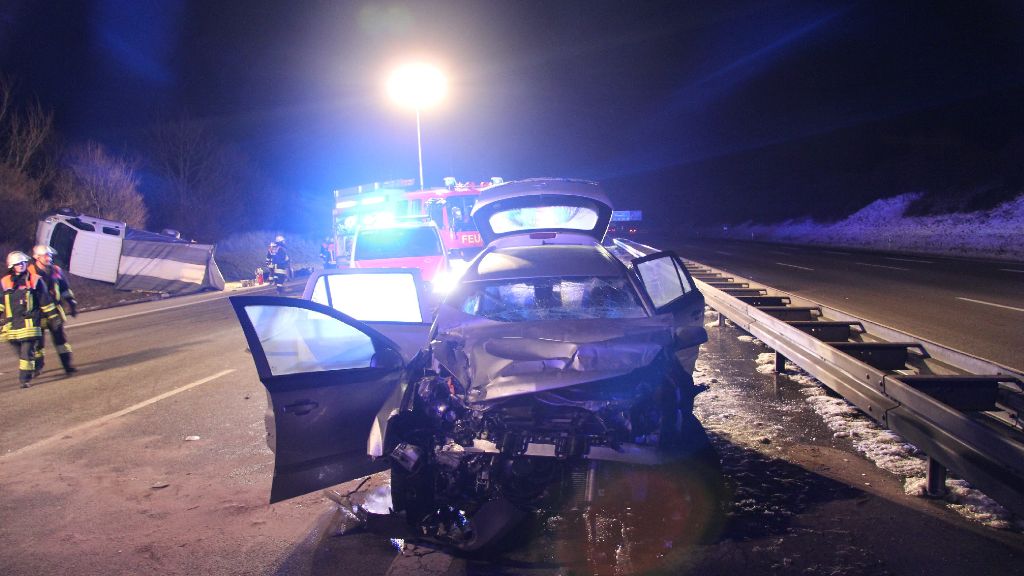 Autobahn 8 bei Neuhausen gesperrt: Am Steuer eingenickt - sieben Menschen verletzt