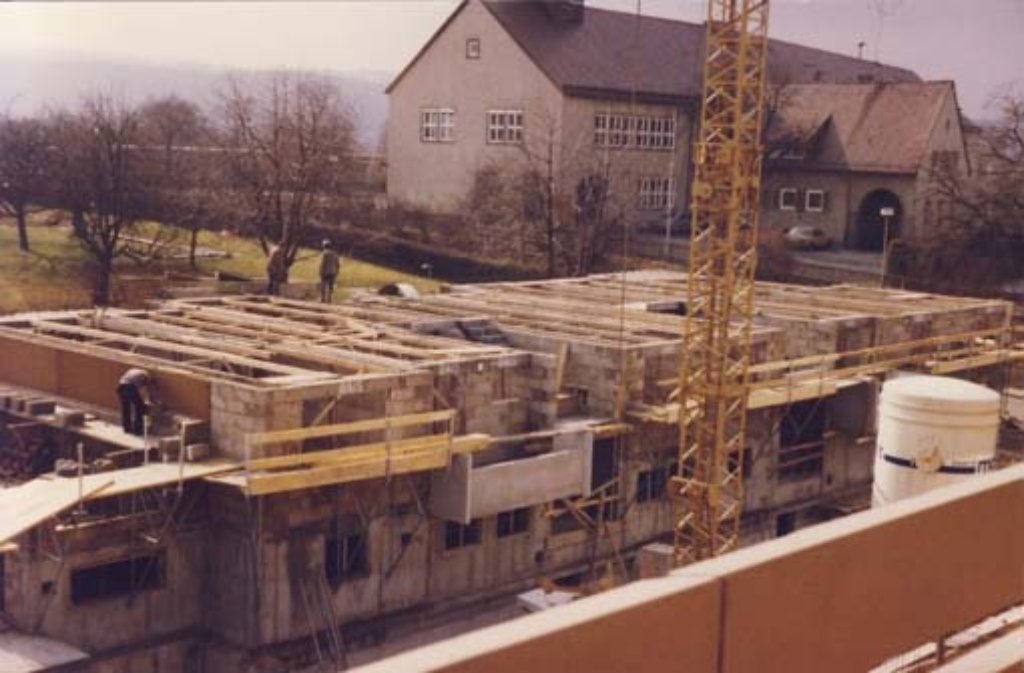 Stuttgart-Weilimdorf Anfang der 1980er Jahre, wieder mit der Wolfbuschschule im Hintergrund