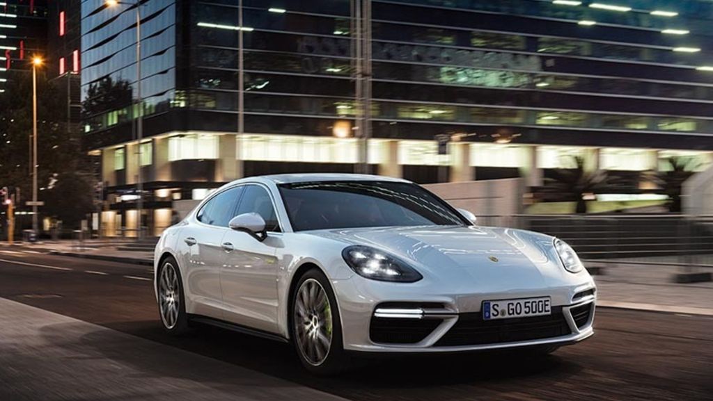 Weltpremiere in Genf: Porsche zeigt Panamera mit Elektromotor und V8