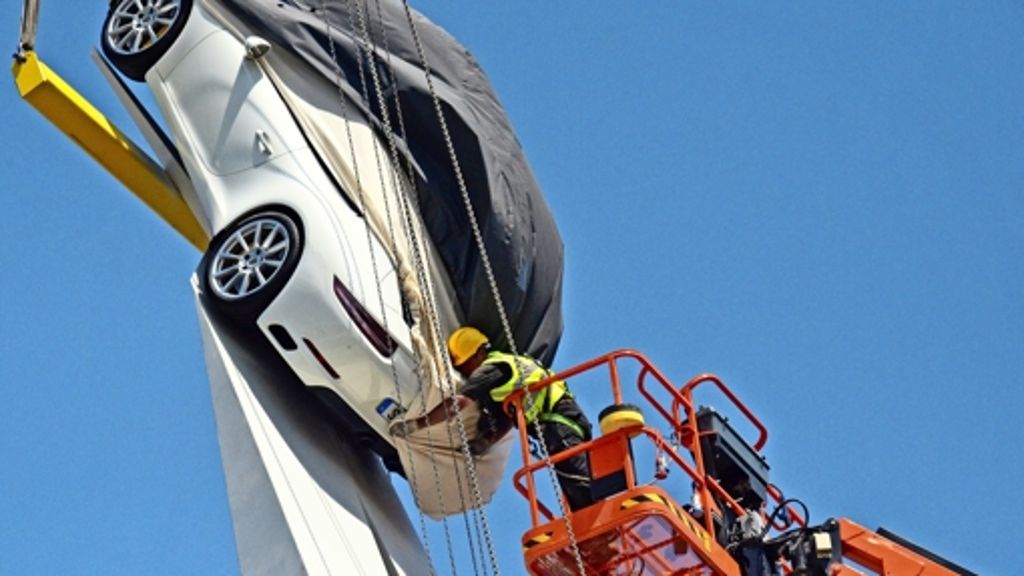 Sportwagen in Zuffenhausen aufgehängt: Unfreiwillige Enthüllung am Porscheplatz