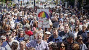 Kundgebung  auf dem Stuttgarter Schlossplatz: Zahlreiche Menschen solidarisieren sich bei „Fest gegen Rechts“