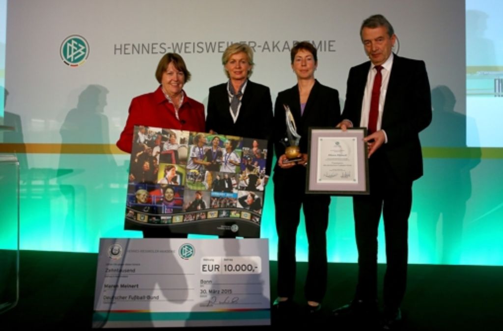 Von links: Hannelore Ratzeburg, DFB-Vizepräsidentin für Frauenfußball, Silvia Neid, Maren Meinert und Wolfgang Niersbach
