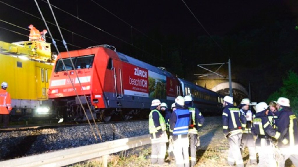 Im Zug nach Stuttgart: Reisende sitzen stundenlang auf offener Strecke fest