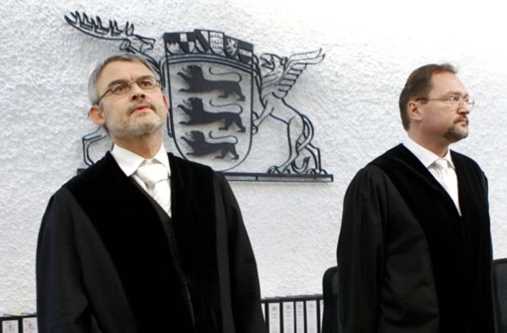 10. Februar 2011: Knapp zwei Jahre nach dem Amoklauf wird der Vater des Täters unter anderem wegen fahrlässiger Tötung zu einer Freiheitsstrafe von einem Jahr und neun Monaten auf Bewährung verurteilt. Im Bild der Vorsitzende Richter Reiner Skujat (r.) und der Beisitzer Georg Böckenhoff.