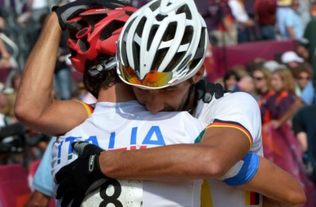 Fairer Siebter: Deutschlands Mountainbiker Manuel Fumic umarmt den Italiener Marco Aurelio Fontana, der Dritter wurde, auf dem anspruchsvollen Kurs in Hadleigh Farm. Gold sicherte sich der Tscheche Jaroslav Kulhavy. Der Mountainbike-Weltmeister von 2011 verwies den Schweizer Nino Schurter auf Rang zwei.