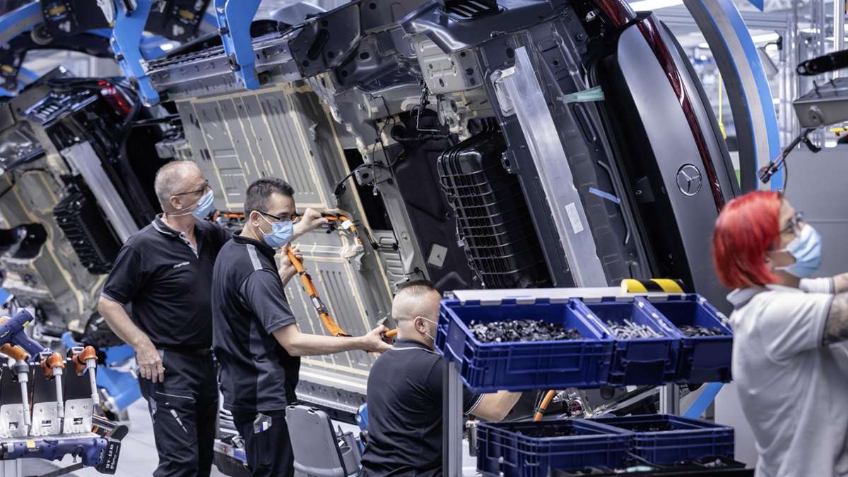Daimlerwerk in Sindelfingen: Mercedes plant   Nachtschicht  für die Spitzenmodelle