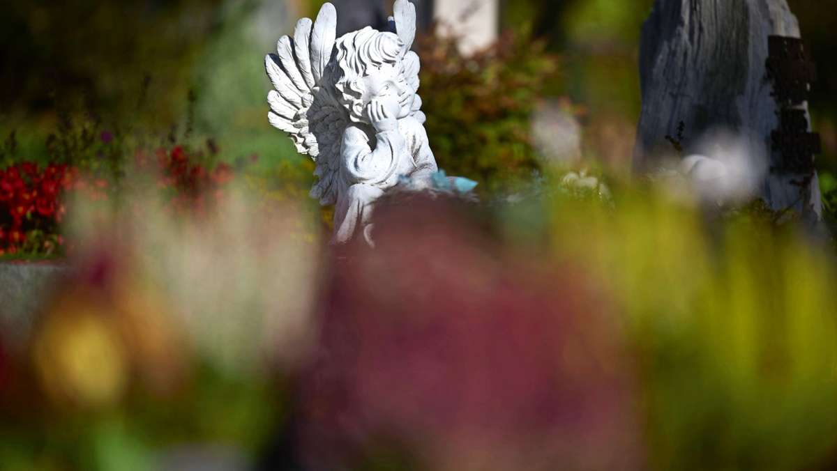 Grabpflege vor Allerheiligen: Wie sich die Friedhofskultur wandelt
