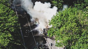 Nach Bus-Brand in Stuttgart-Lederberg: Drohnenvideo zeigt Feuer und Rauchsäule über Linienbus