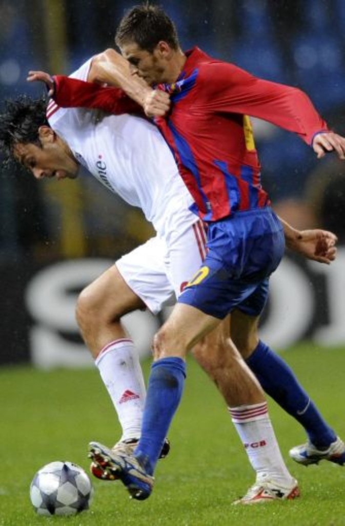 Luca Toni (links) vom FC Bayern kämpft mit Florin Lovin um den Ball.