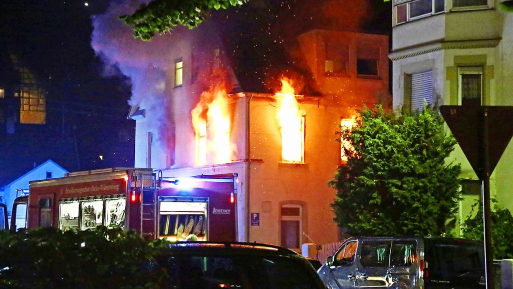 Mehrfamilienhaus* in Geislingen brennt: Vier Menschen durch Feuer verletzt