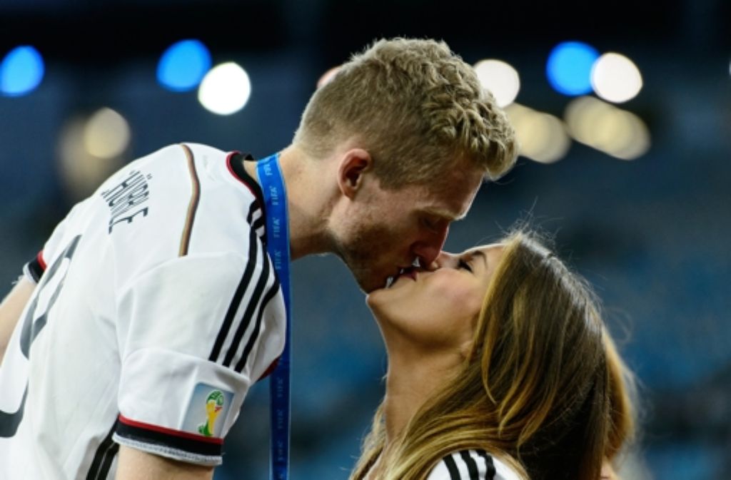 Ein Kuss für den Weltmeister: Andre Schürrle wird von seiner Freundin Montana Yorke belohnt.
