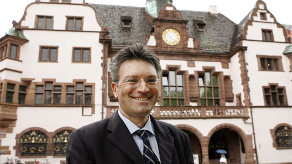 OB-Wahl in Freiburg: Salomon im Amt bestätigt