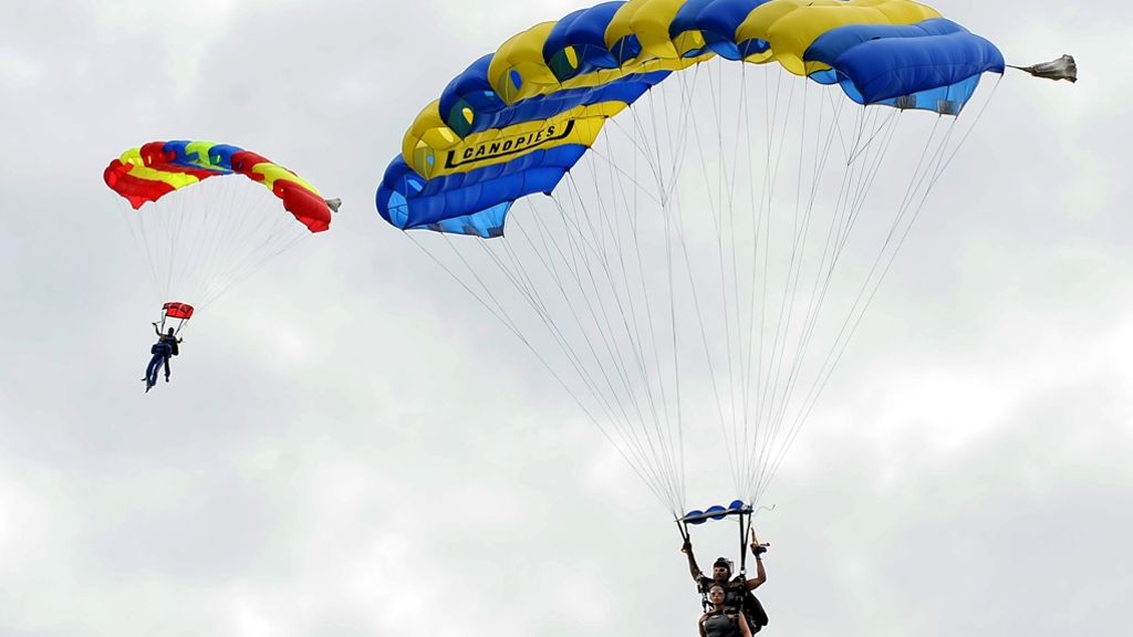 Baden-Württemberg: Fallschirm-Springerin verletzt sich schwer