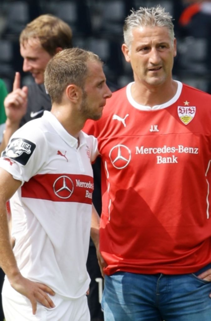 ... er war unmittelbar vor seiner Berufung zum Interimstrainer des Erstligisten Trainer des VfB II in der Dritten Liga. Dieses Bild zeigt ihn mit dem Spieler Tobias Rathgeb.