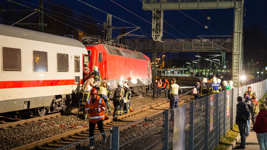 Bahnhof Waiblingen: IC nach Oberleitungs-Crash evakuiert