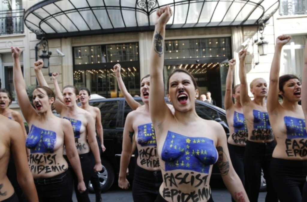 Gegen die rechtsgerichtete Front National richtet sich der Protest der Femen-Aktivistinnen am 22. April 2014 in Paris.