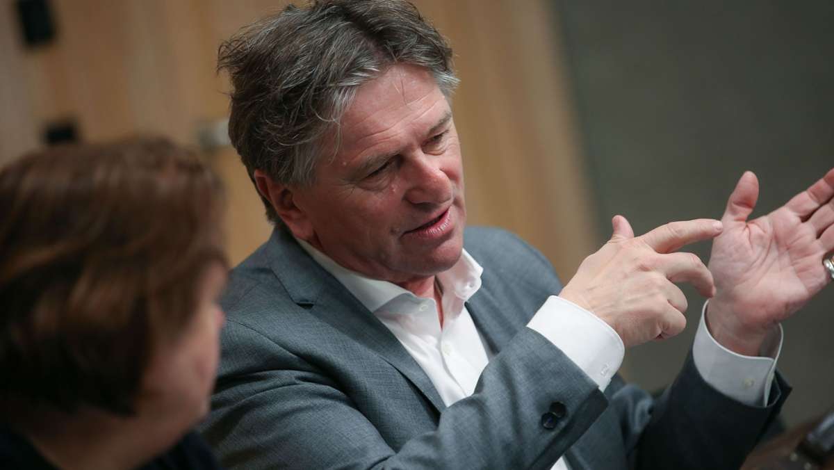 Manfred Lucha in Stuttgarter Kita: Gesundheitsminister  wirbt mit Promi-Köchin   für gesunde Ernährung
