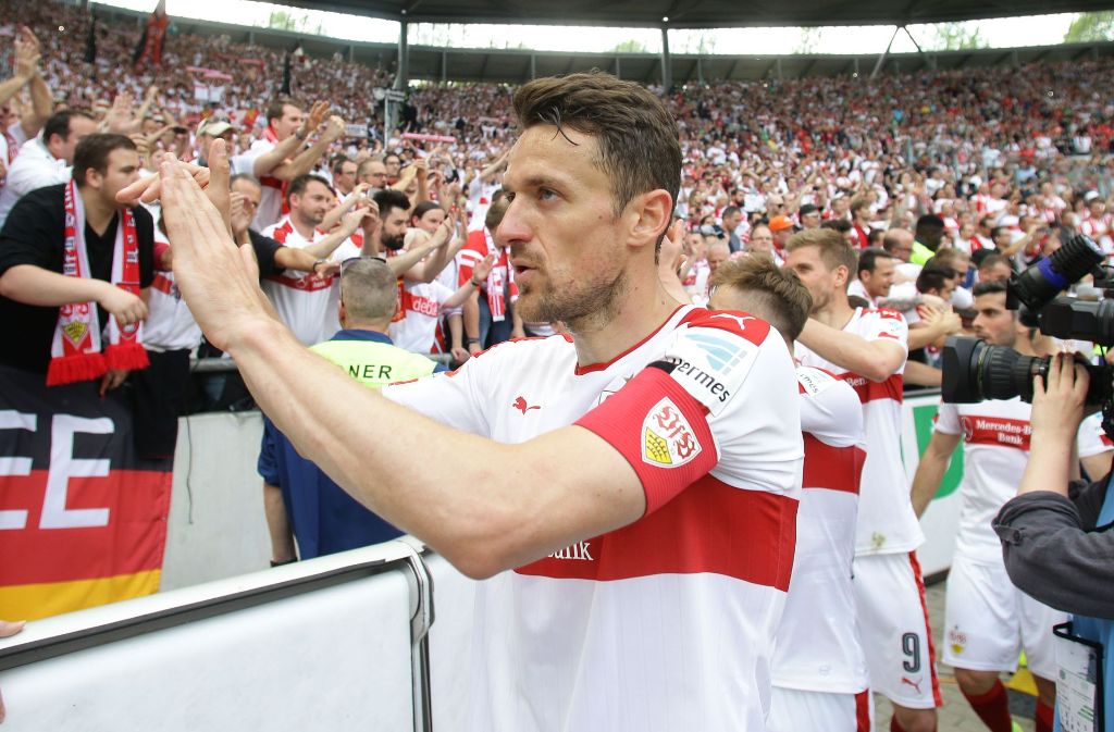 VfB-Kapitän Christian Gentner bei den Fans.