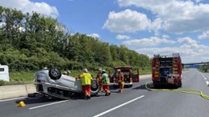 Unfall auf A8 bei Leonberg: Auto überschlägt sich nach Kollision – drei Verletzte