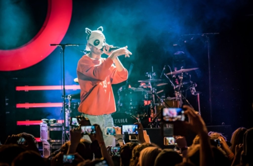 Rund 1000 Fans haben beim SWR3-Club-Konzert im Wizemann den Rapper mit der Pandamaske bei einem routinierten Auftritt gefeiert