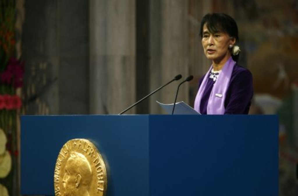 21 Jahre. So lange hat Aung San Suu Kyi auf diesen Augenblick warten müssen. 1991 erhält sie für ihren gewaltlosen Einsatz für Demokratie und Menschenrechte in Birma den Friedensnobelpreis. Aber zur Verleihung nach Oslo reisen dürfen nur ihr Mann und die beiden Söhne. Suu Kyi selbst stellt die Militärjunta unter Hausarrest. Jahre lang, Jahrzehnte. Erst 2010 kommt sie frei, darf ungehindert die Opposition führen.Im Rathaus von Oslo holt Suu Kyi am 16. Juni 2012 ihren Nobel-Vortrag nach. Im Hausarrest habe sie oft das Gefühl gehabt, nicht mehr Teil der realen Welt zu sein, sagt sie. Ihren krebskranken Mann in England hat Suu Kyi vier Jahre vor seinem Tod das letzte Mal gesehen - die Generäle verweigerten ihm die Einreise. Nun fliegt sie weiter zu ihren Söhnen nach London. Ihren 67. Geburtstag feiern.
