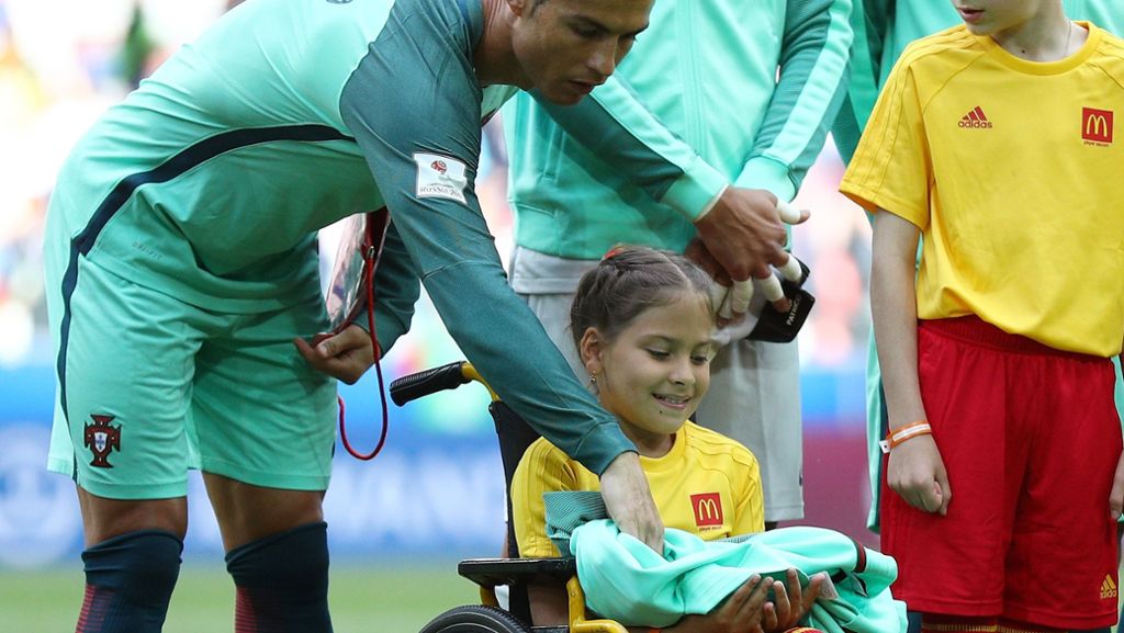 Confed-Cup: Ronaldo schenkt Mädchen im Rollstuhl einen Kuss