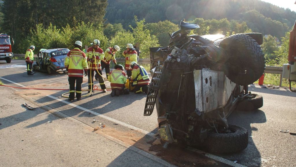 Unfall im Enzkreis: Autofahrer stirbt bei Kollision mit Gegenverkehr