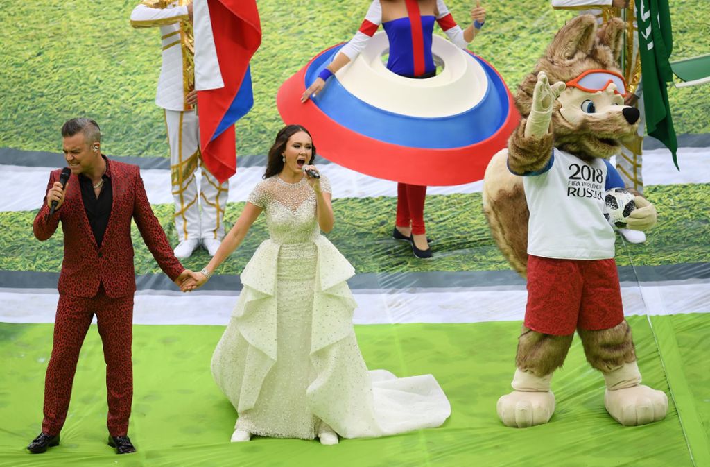 Popstar Robbie Williams, die russische Sängerin Aida Garifullina und Maskottchen Zabivaka bei der Eröffnungsfeier.