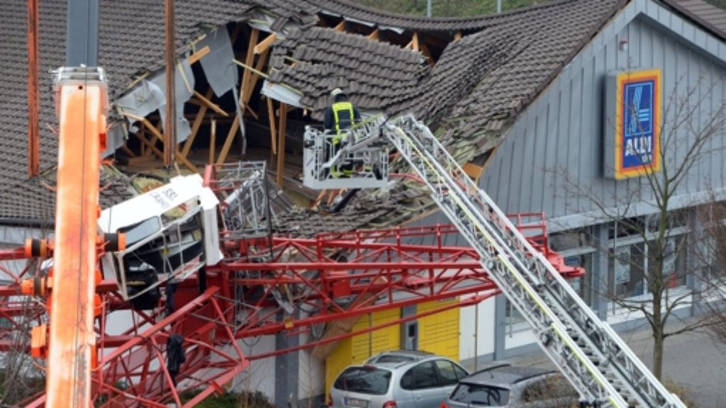 Bad Homburg: Kran stürzt auf Supermarkt - eine Tote